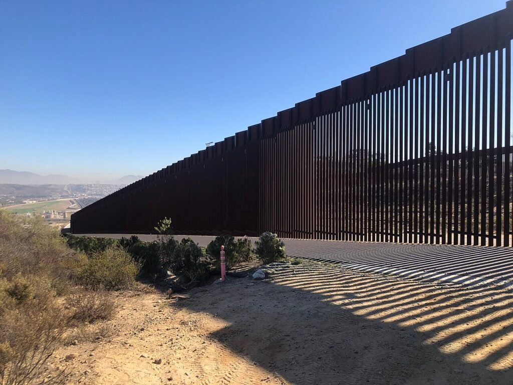 US Mexico Border Fence - Author Amyyfory, A border barrier along the U.S.–Mexico frontier, illustrating the physical and policy boundary through which asylum and migration rules are administered.